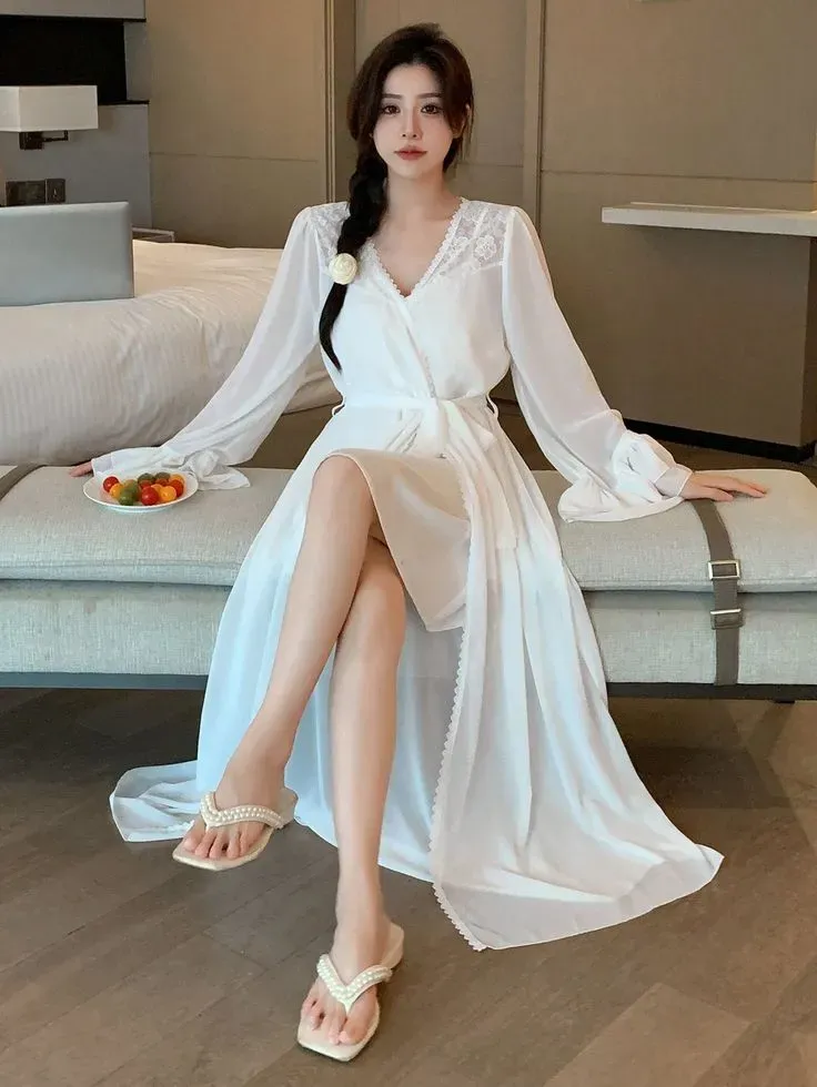 Gái xinh váy ngủ quyến rũ, mang đến vẻ đẹp ngọt ngào và đầy cuốn hút.