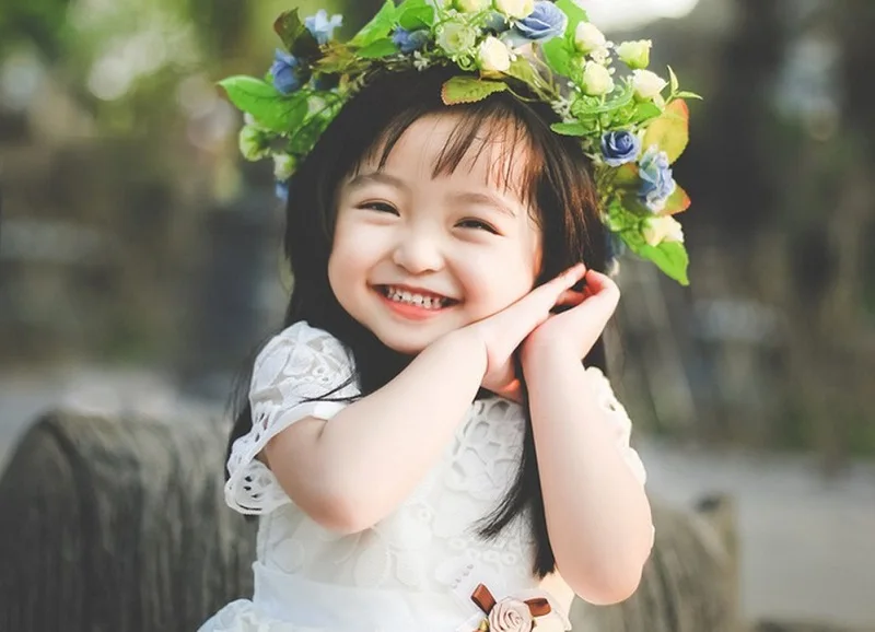 Ảnh em bé gái dễ thương tạo dấu ấn với vẻ mặt ngây thơ.