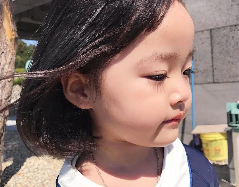 Hình ảnh bé gái đáng yêu với nụ cười tươi sáng và đáng yêu.