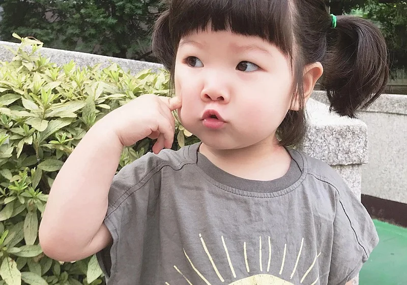 Ảnh thôi nôi bé gái đẹp, ghi lại khoảnh khắc đáng nhớ trong đời.