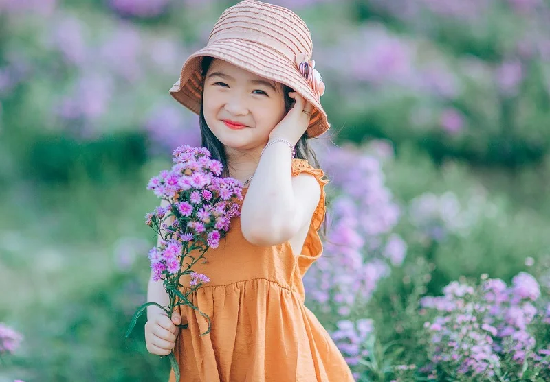 Hình ảnh em bé gái dễ thương khiến trái tim bạn tan chảy ngay lập tức.