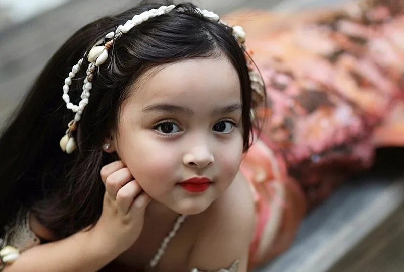 Ảnh bé gái mặc bikini đáng yêu với phong cách năng động và tươi mới.