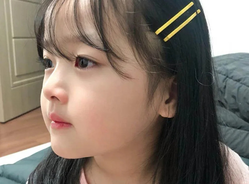 Ảnh em bé gái xinh đẹp khiến bạn không thể rời mắt khỏi nụ cười của cô bé.