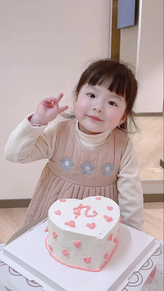 Hình ảnh bé gái hoạt hình nổi bật với màu sắc tươi sáng và phong cách dễ thương.