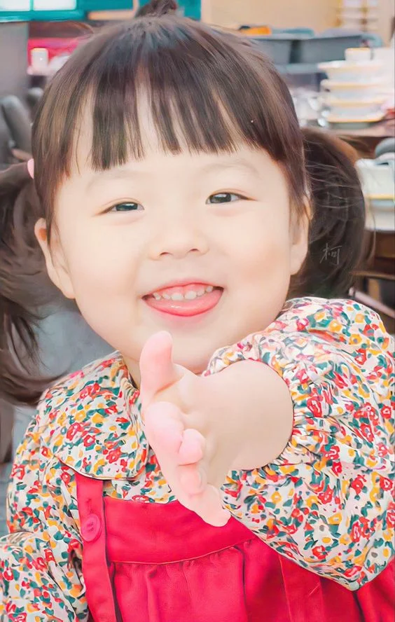 Ảnh bé gái 9 tuổi đáng yêu, thể hiện sự phát triển và sự tự tin.