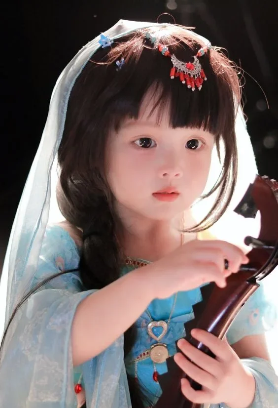 Ảnh bé gái dễ thương nhất luôn làm bạn mỉm cười với nét mặt hồn nhiên.
