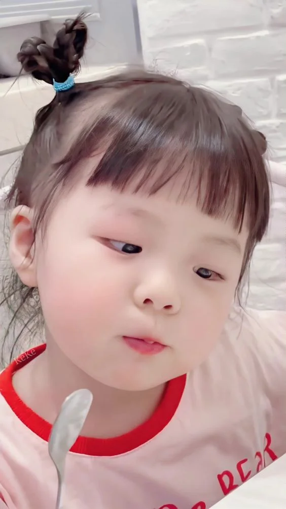 Ảnh bé gái xấu tạo nên vẻ đẹp riêng biệt, không cầu kỳ nhưng đầy sức hút.