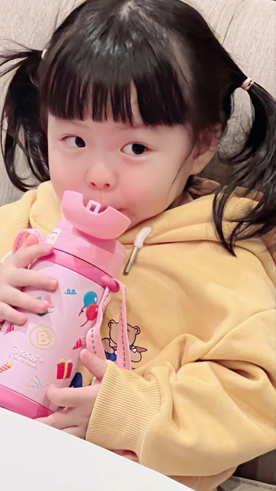 Ảnh newborn bé gái trong trang phục dễ thương, tươi mới và thu hút.