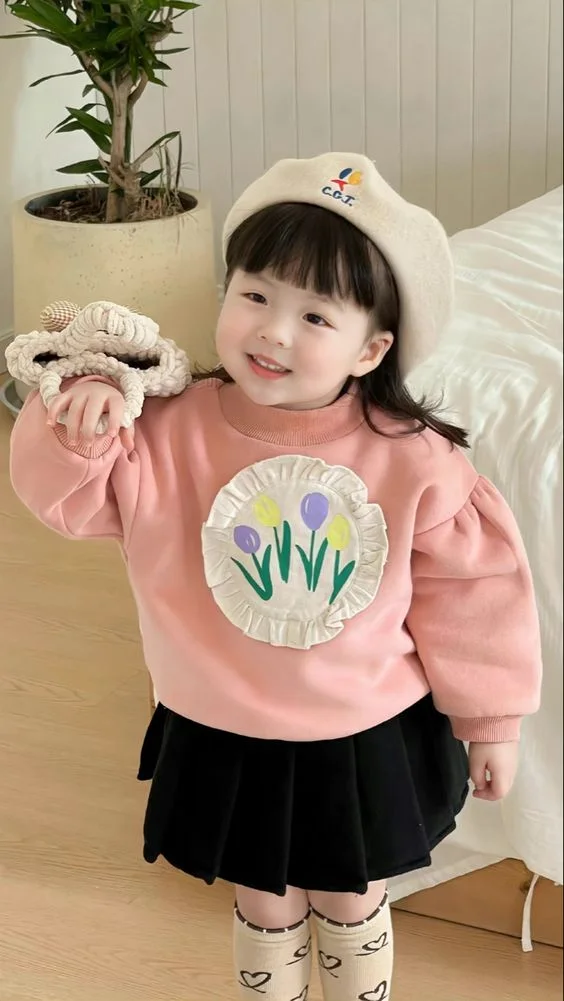 Hình ảnh bé gái đẹp là sự kết hợp hoàn hảo giữa ngây thơ và sự duyên dáng.