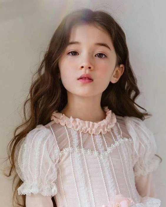 Ảnh bé gái sơ sinh tươi mới, ngọt ngào như một món quà kỳ diệu.