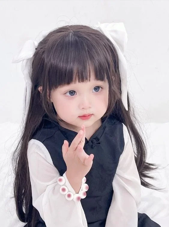 Ảnh bé gái đáng yêu Trung Quốc với nụ cười ngọt ngào và đầy sức sống.
