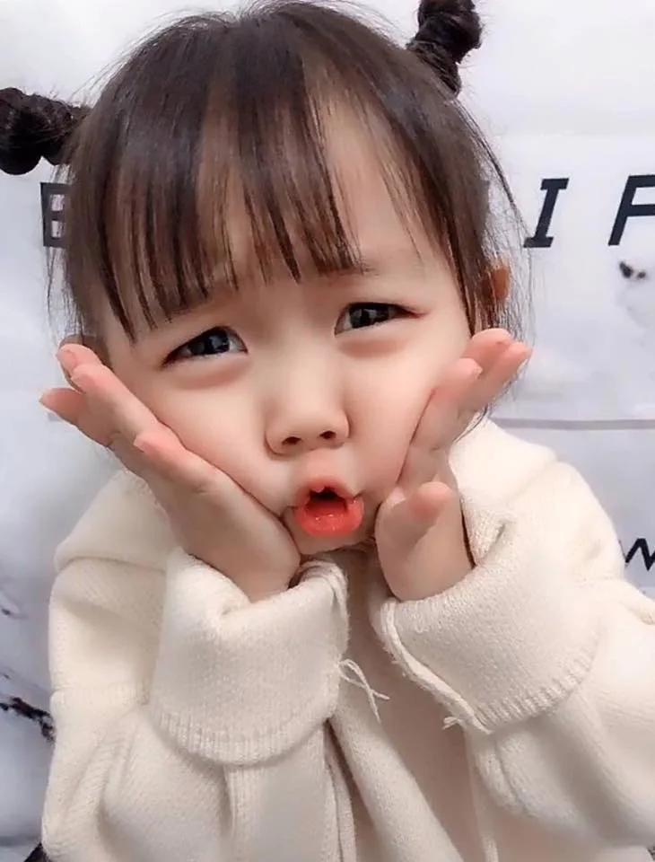 Ảnh em bé gái cute khiến bạn cảm thấy yêu thích và dễ mến.