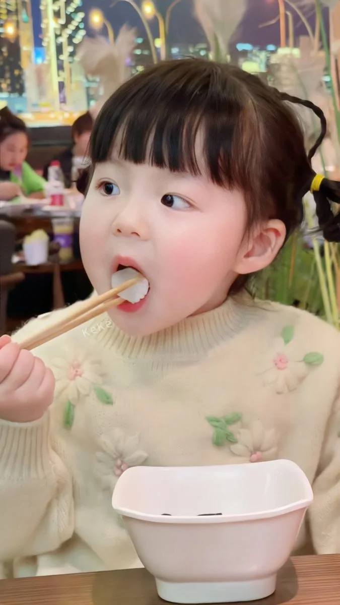 Chụp ảnh bé gái 1 tuổi với những khoảnh khắc ngọt ngào và dễ thương.