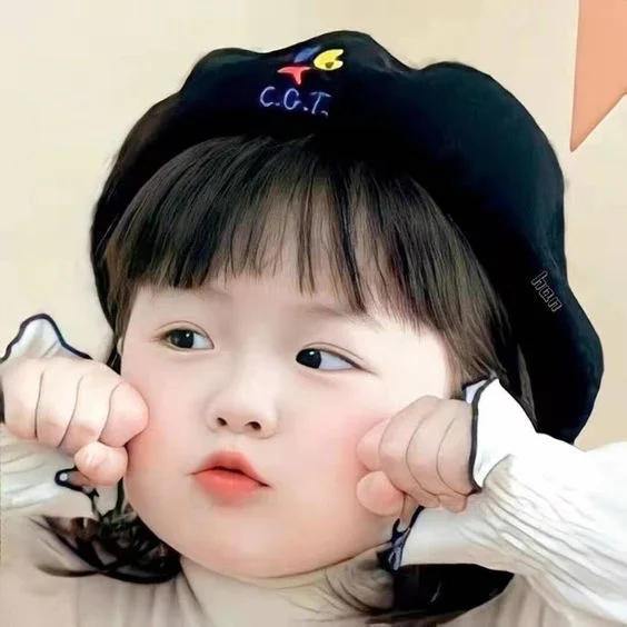 Ảnh bé gái có má lúm đồng tiền tạo nét duyên dáng khó cưỡng.