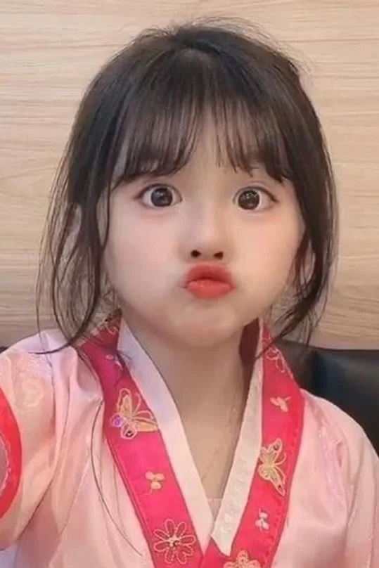 Ảnh bé gái xinh đáng yêu làm say lòng người xem ngay từ cái nhìn đầu tiên.