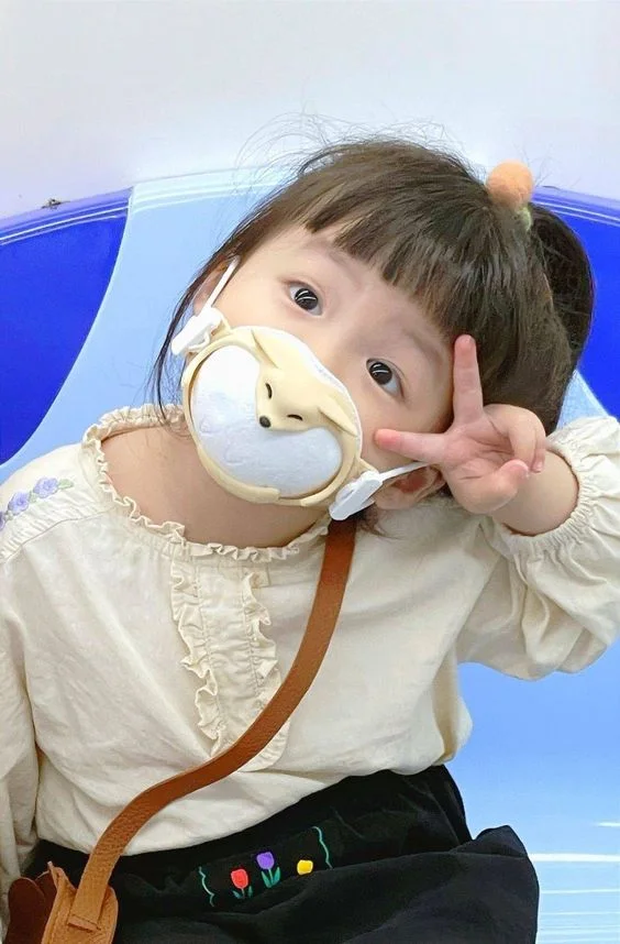 Chụp ảnh mẹ và bé gái thể hiện tình yêu thương vô điều kiện trong từng bức ảnh.