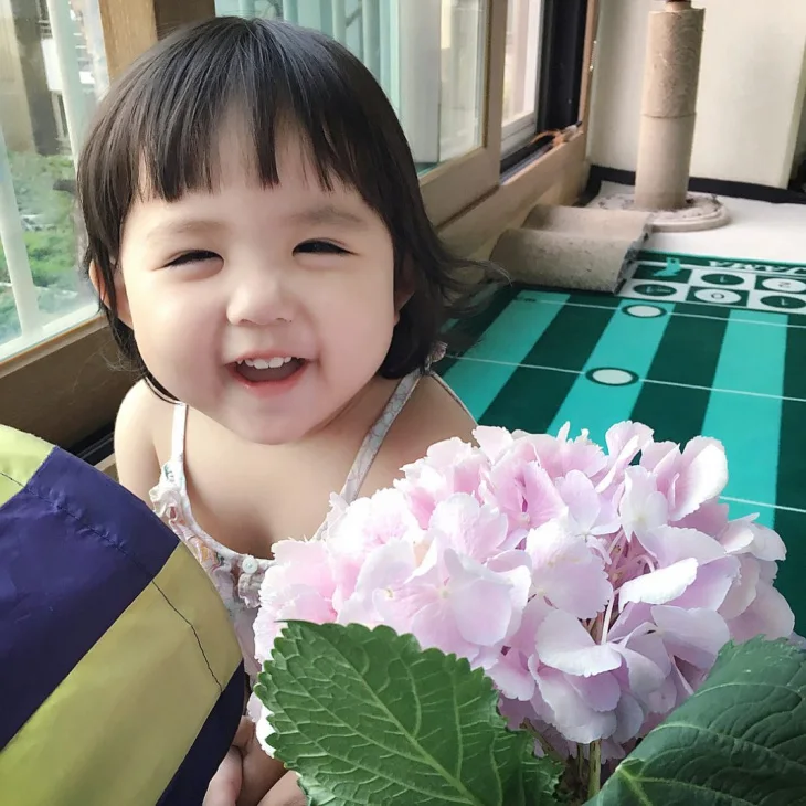 Hình ảnh bé gái béo phì dễ thương, thể hiện sự tự nhiên và đáng yêu.