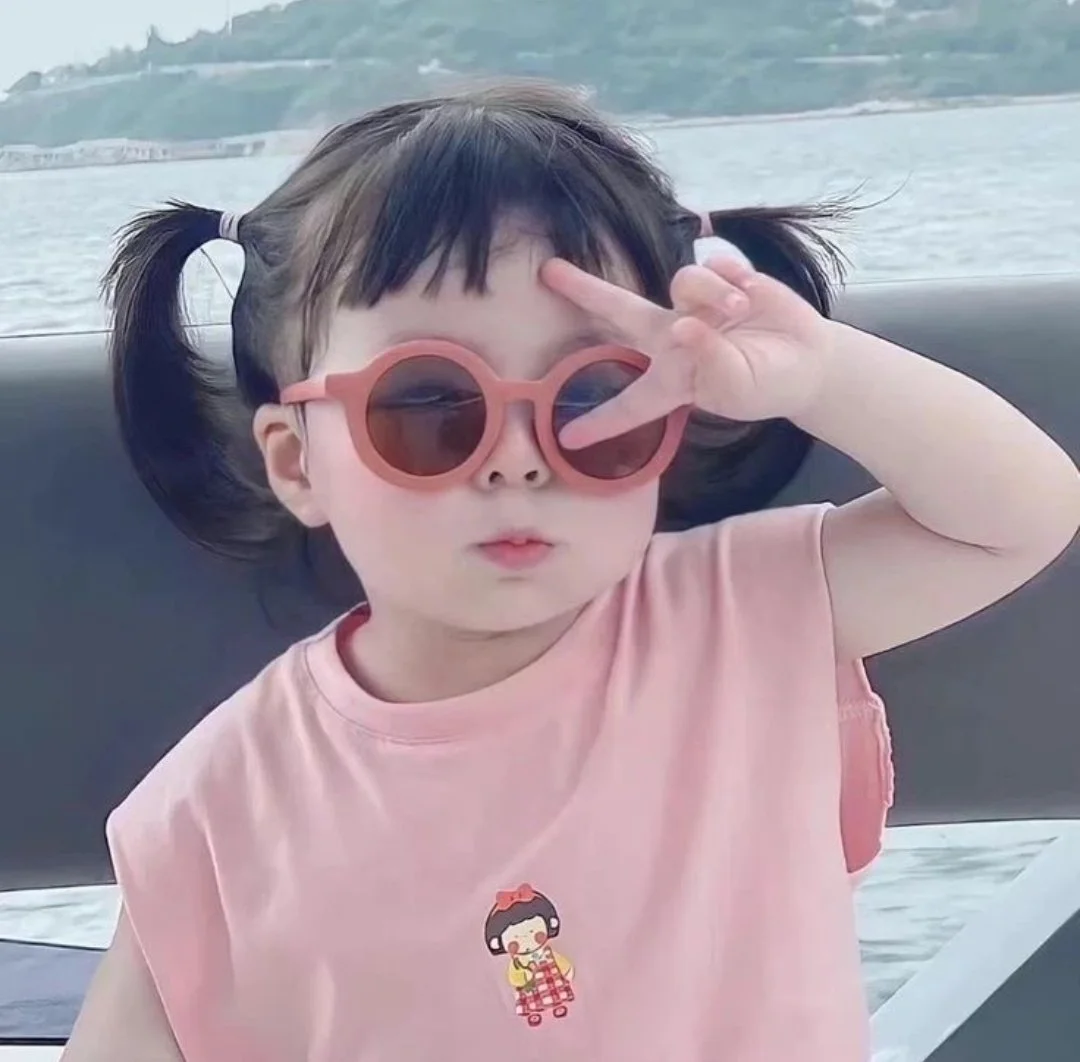 Hình ảnh bé gái cười dễ thương khiến trái tim bạn tan chảy.
