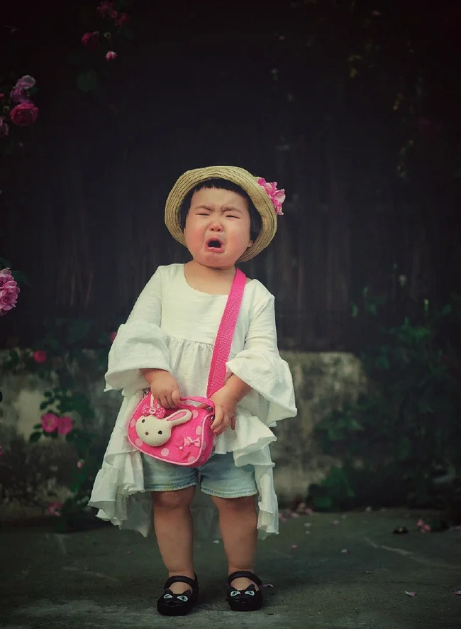 Hình ảnh bé gái dễ thương xinh đẹp với sự tươi sáng, ngọt ngào.