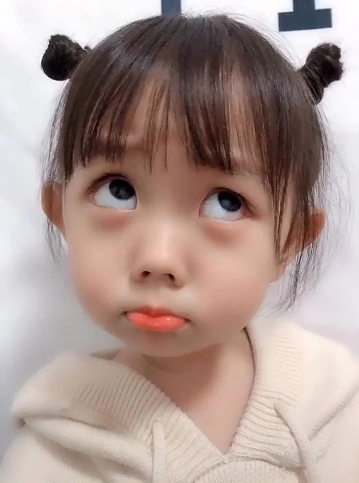 Ảnh bé gái 1 tuổi ghi lại sự phát triển và những khoảnh khắc ngọt ngào.