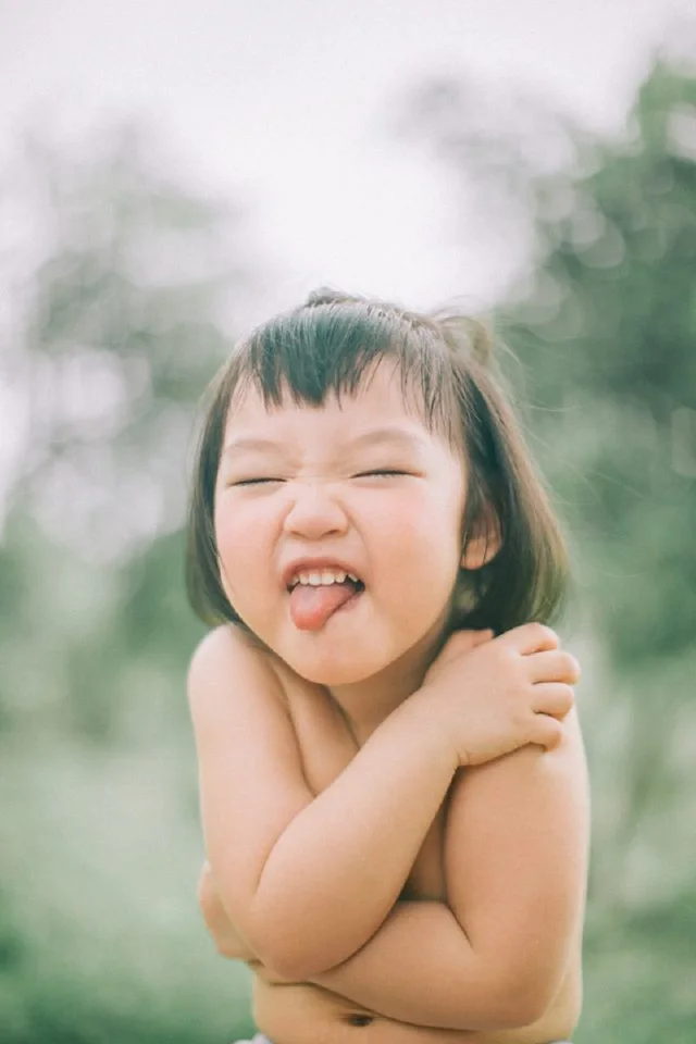 Ảnh bé gái sơ sinh đáng yêu, tươi mới như một món quà kỳ diệu.