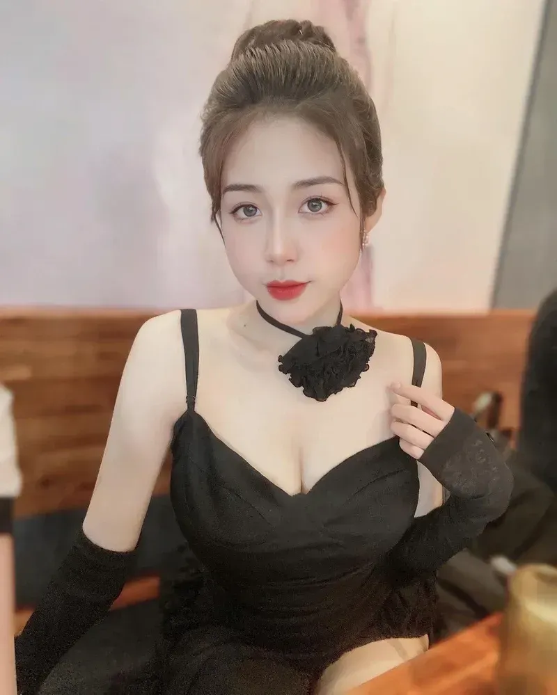 Gái xinh mặc váy ngắn nhảy TikTok khiến mọi ánh nhìn phải dừng lại với phong cách quyến rũ.