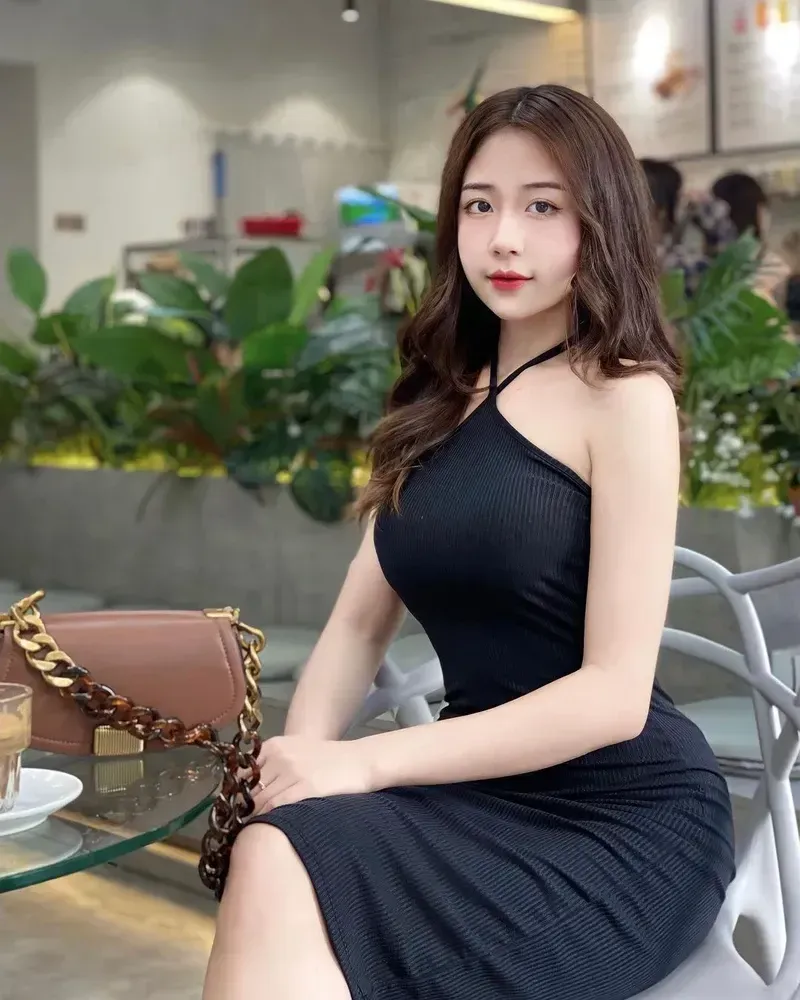 Gái xinh TikTok nhảy luôn thu hút mọi sự chú ý với phong cách nhảy cuốn hút.