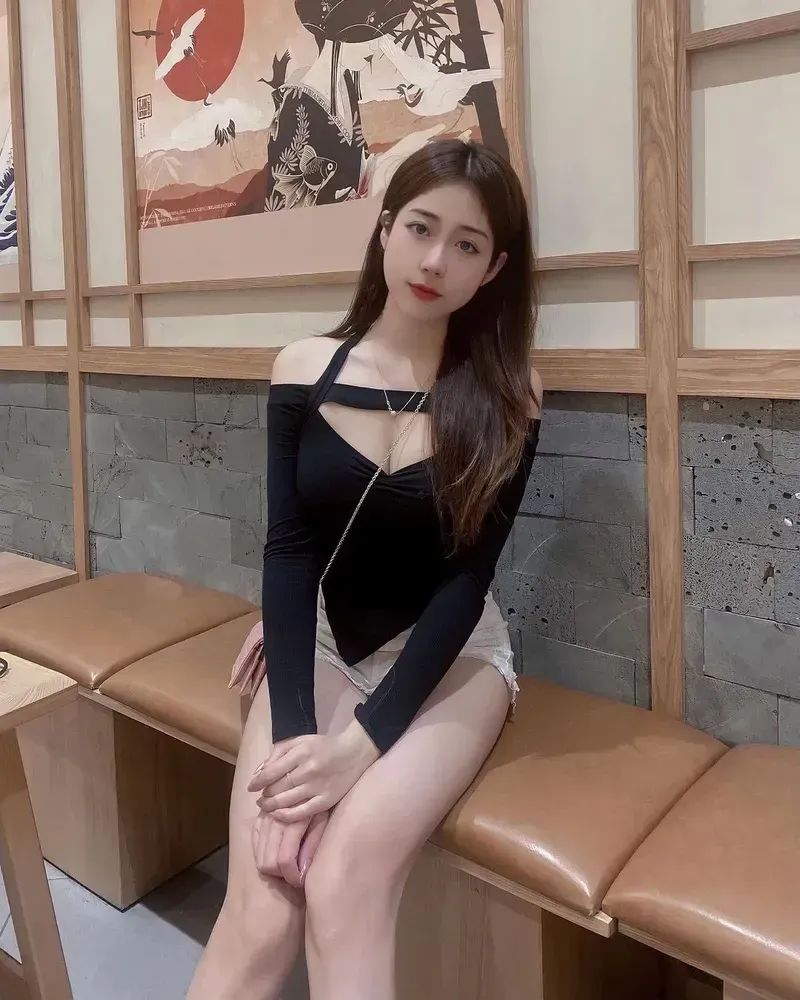Gái xinh TikTok bikini làm nóng cộng đồng mạng với những hình ảnh cực kỳ nóng bỏng.