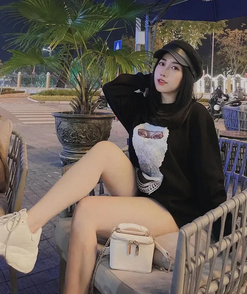 Gái Instagram luôn thu hút mọi ánh nhìn với vẻ đẹp quyến rũ và phong cách thời trang nổi bật.