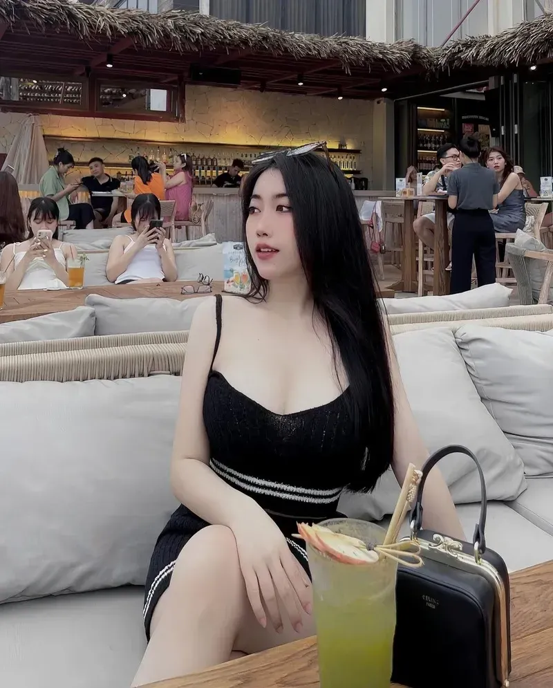 FB gái xinh luôn thu hút cộng đồng mạng với những hình ảnh xinh đẹp và quyến rũ.