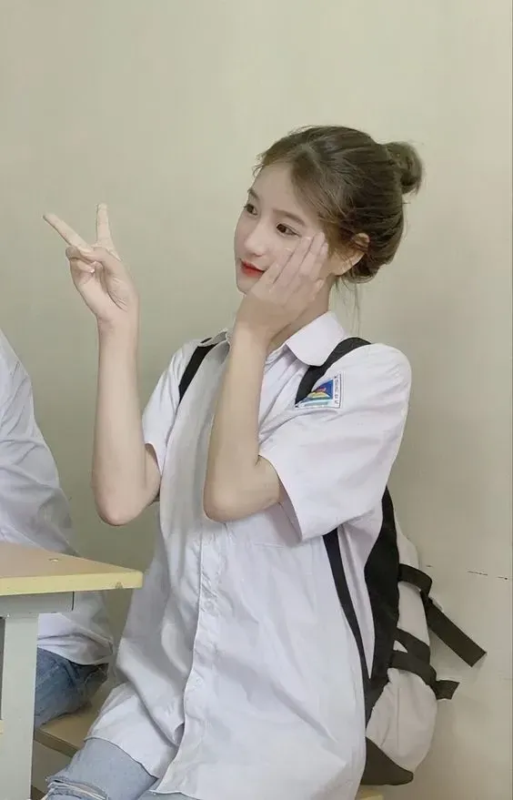 Cô gái cầm điện thoại trong avatar, thể hiện phong cách hiện đại.