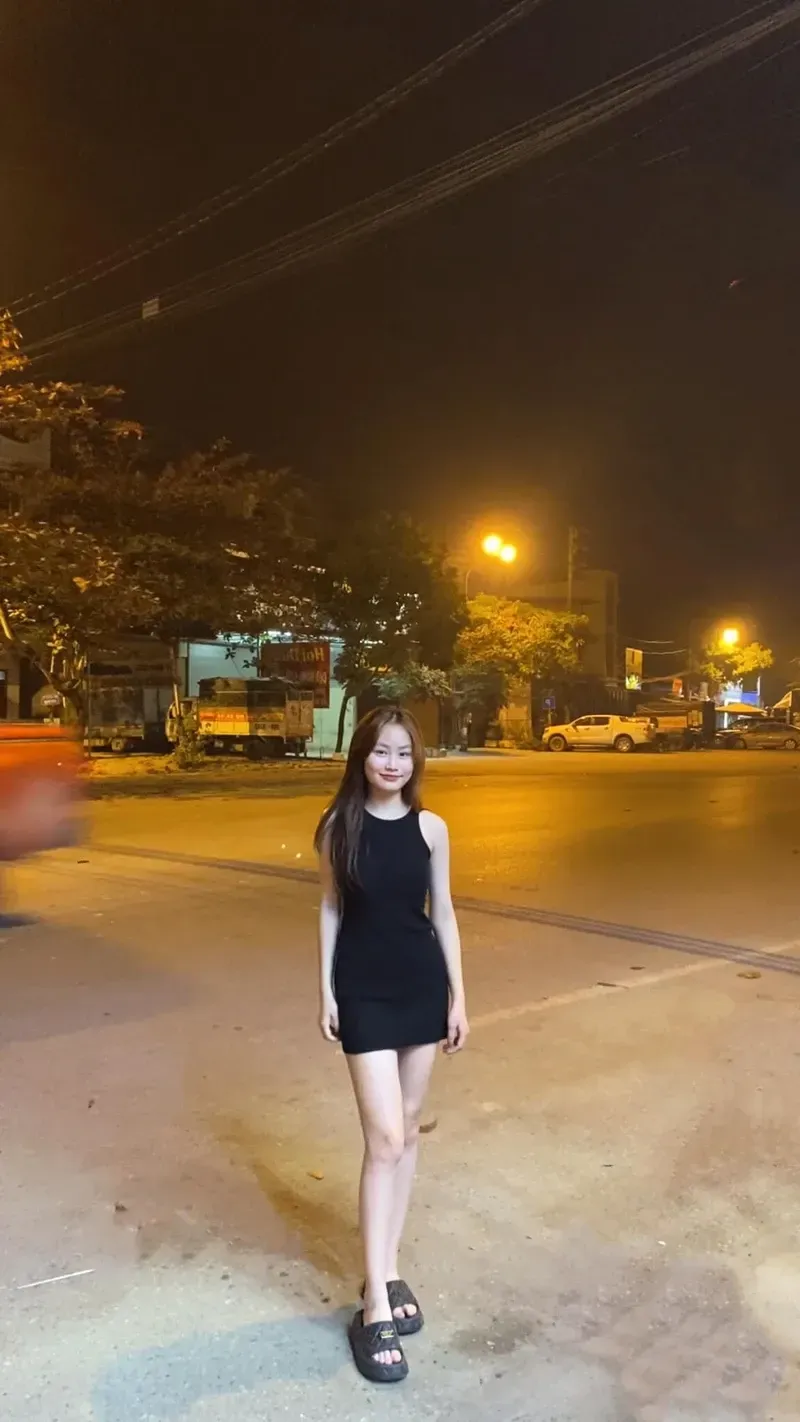 Gái xinh chụp hình với những góc chụp đẹp và đầy nghệ thuật.