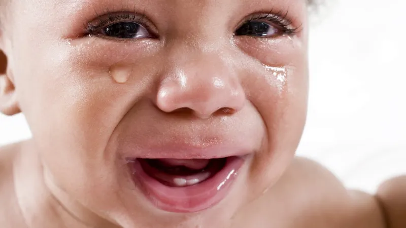 Crying meme face phổ biến trên mạng xã hội với phong cách hài hước.