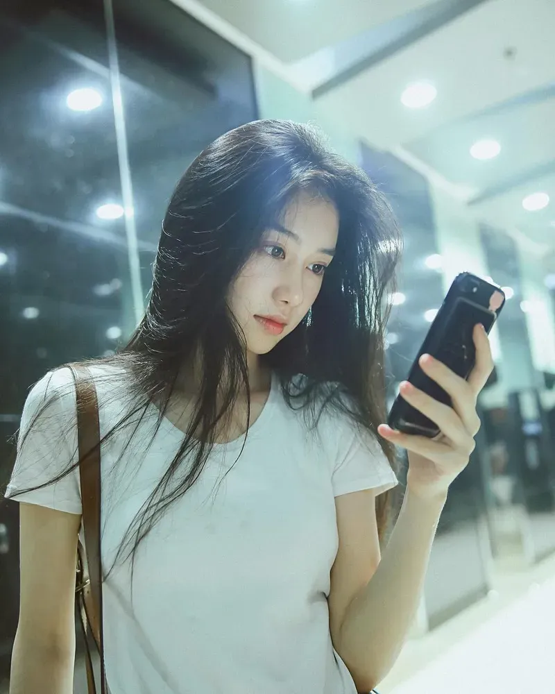 Xem ngay ảnh gái xinh tóc ngắn đeo kính mặc bikini đầy tự tin và quyến rũ