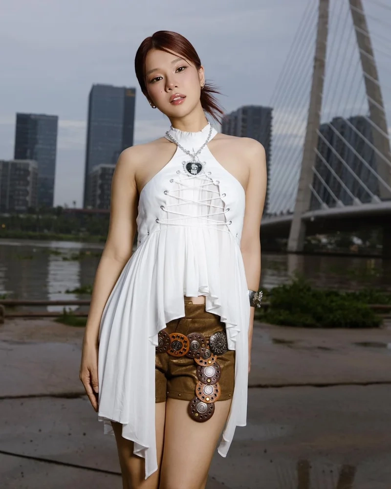 Thưởng thức ca khúc hay nhất của Hoàng Yến Chibi đồi hoa mặt trời