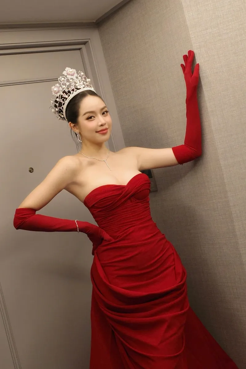 Tân hoa hậu Huỳnh Thị Thanh Thủy tỏa sáng rực rỡ mọi ánh nhìn