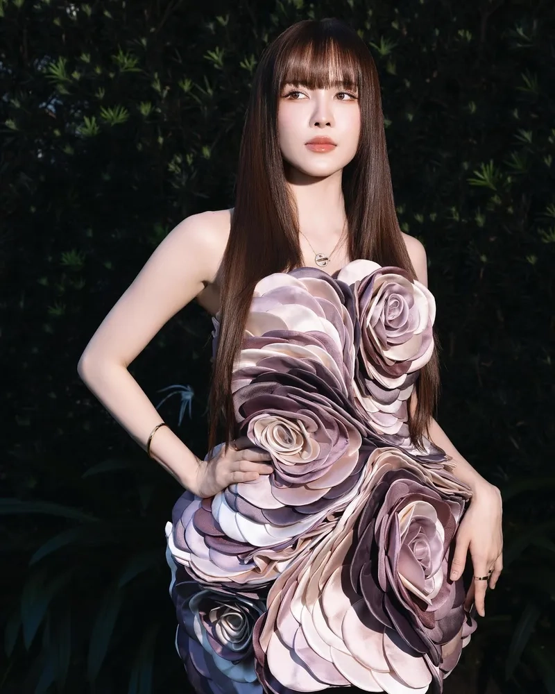 Làn da mịn màng của Thiều Bảo Trâm trắng da