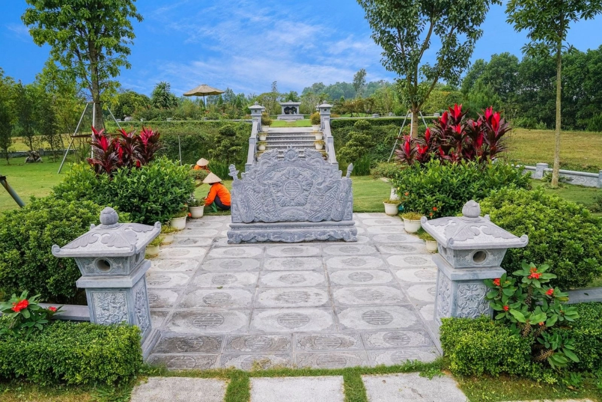 Cách chăm sóc mộ phần đúng giúp giữ sự trang nghiêm.