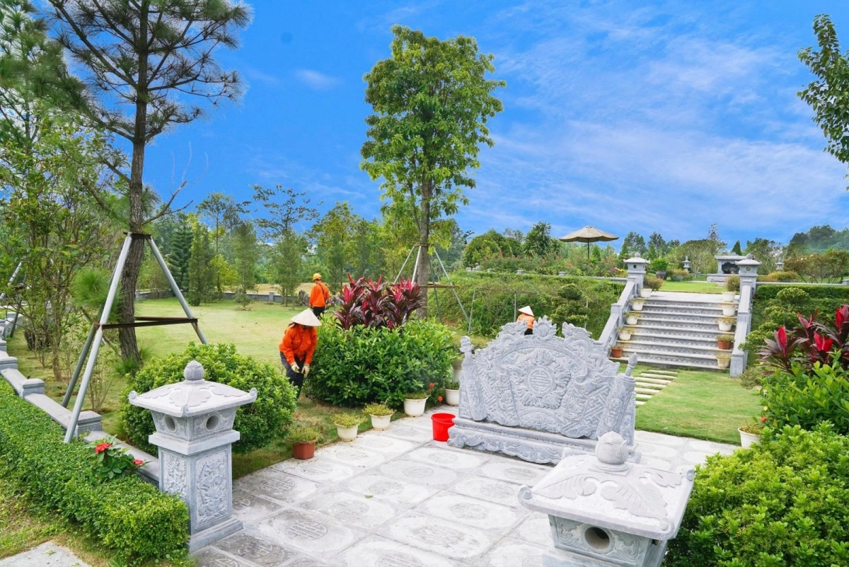 Cách chăm sóc mộ phần giúp không gian tâm linh thanh tịnh.