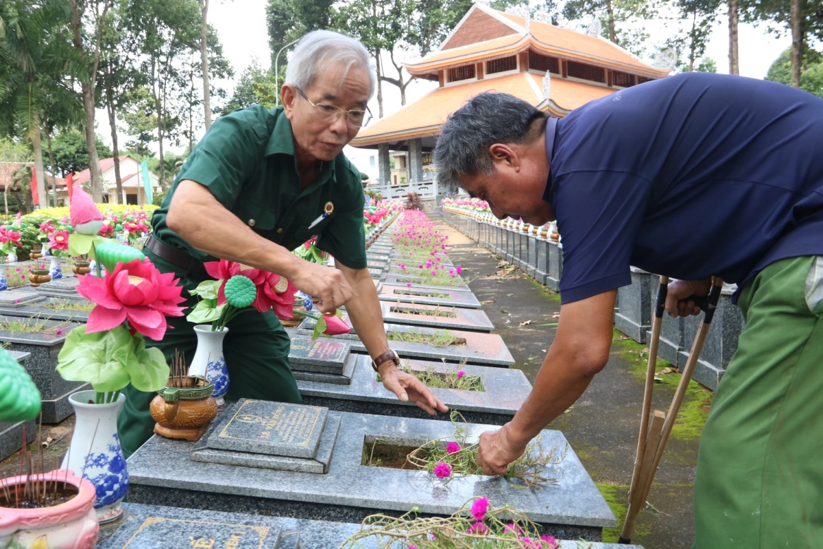 Cách chăm sóc mộ phần đúng cách giữ phúc khí cho gia đình.