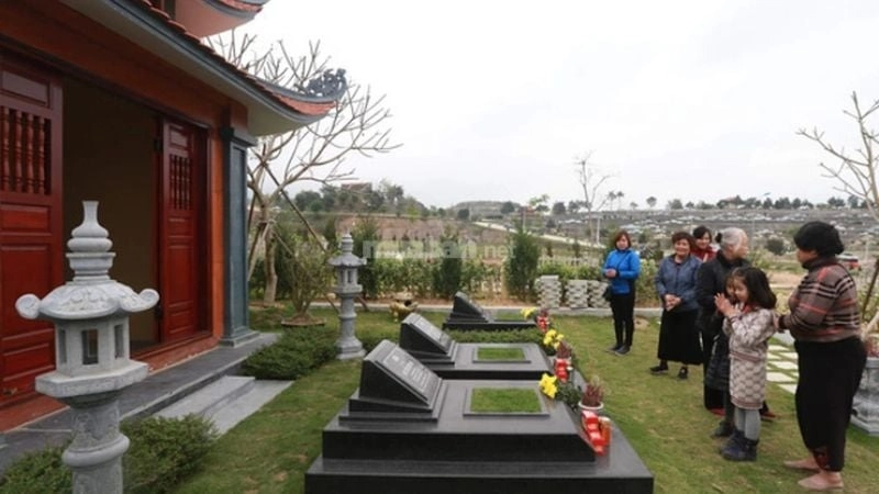 Cách đặt bát hương trên mộ đúng giúp giữ sự trang nghiêm.