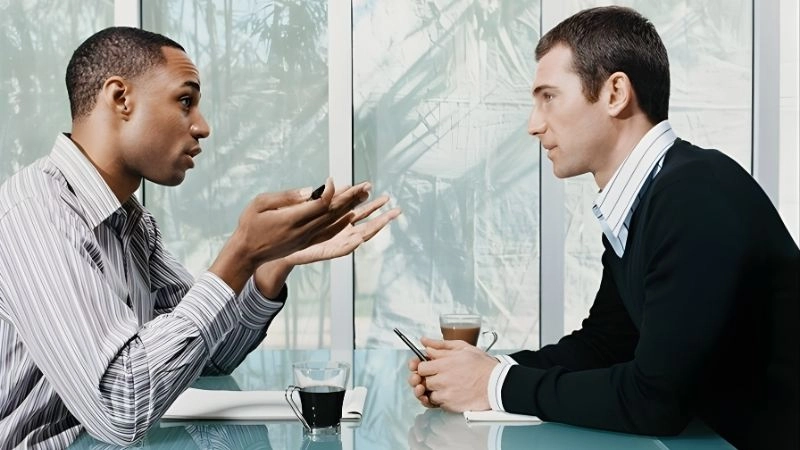 Làm chủ cử chỉ tay để gia tăng sức nặng lời nói