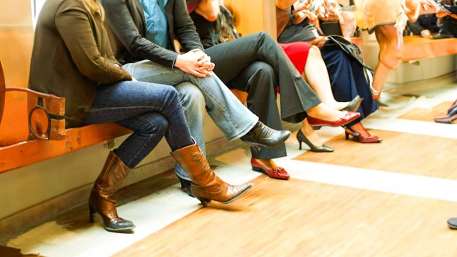 Tướng người ngồi rung chân theo dân gian mang nhiều cách lý giải.